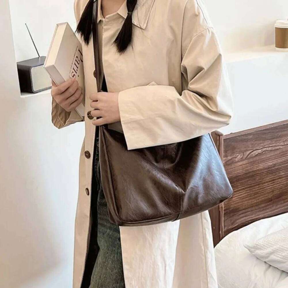 PU Leather Commuter Fashion Vintage Casual Tote Bag Maillard Stylish Crossbody Bags for Women Texture Large Capacity Temperament XJ260310