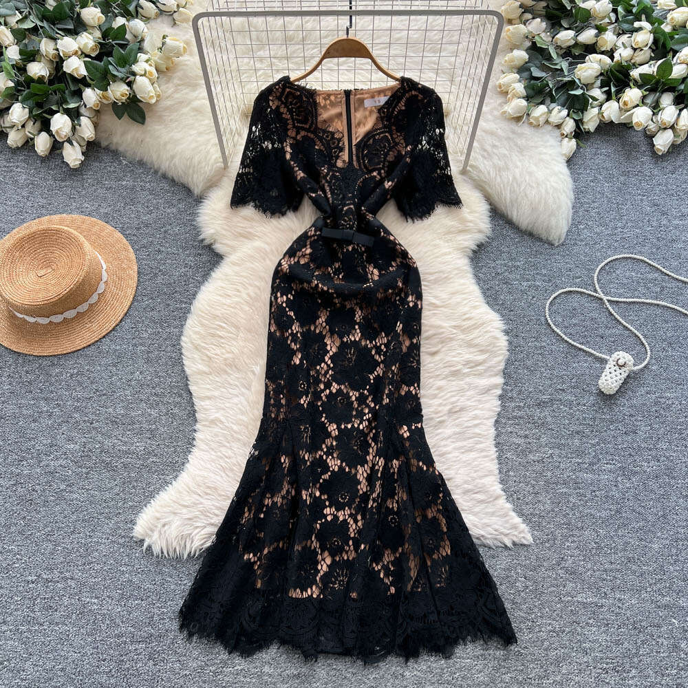 Designer high-end elegant women's clothing 2026 autumn and winter French light luxury socialite waist cinching slim fit V-neck crochet lace