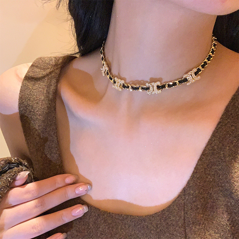 2026 New Designer Luxury Brand Woven Leather Letter Pearl Necklace, Light Luxury Retro High-end Collarbone Chain, Minimalist Jewelry Wholesale