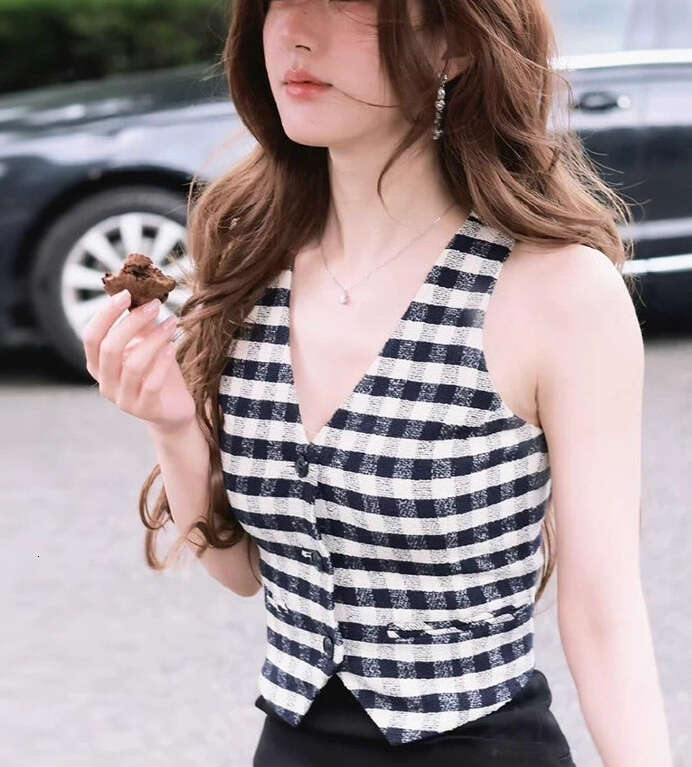 2026 spring and summer socialite fashion versatile V-neck sleeveless checkered short vest for women