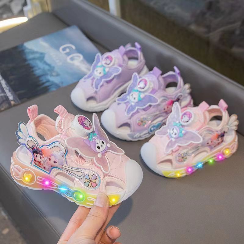 Summer girls' sports sandals, with breathable soles that are soft, elastic and lightweight. Campus casual cartoon-style buttoned light-up shoes f