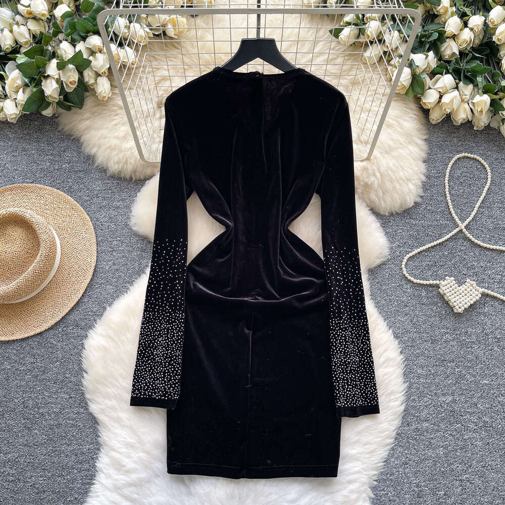 Ladies' black evening gown, European and American niche, light luxury, heavy rhinestone details, waist cinching, slimming and elegant