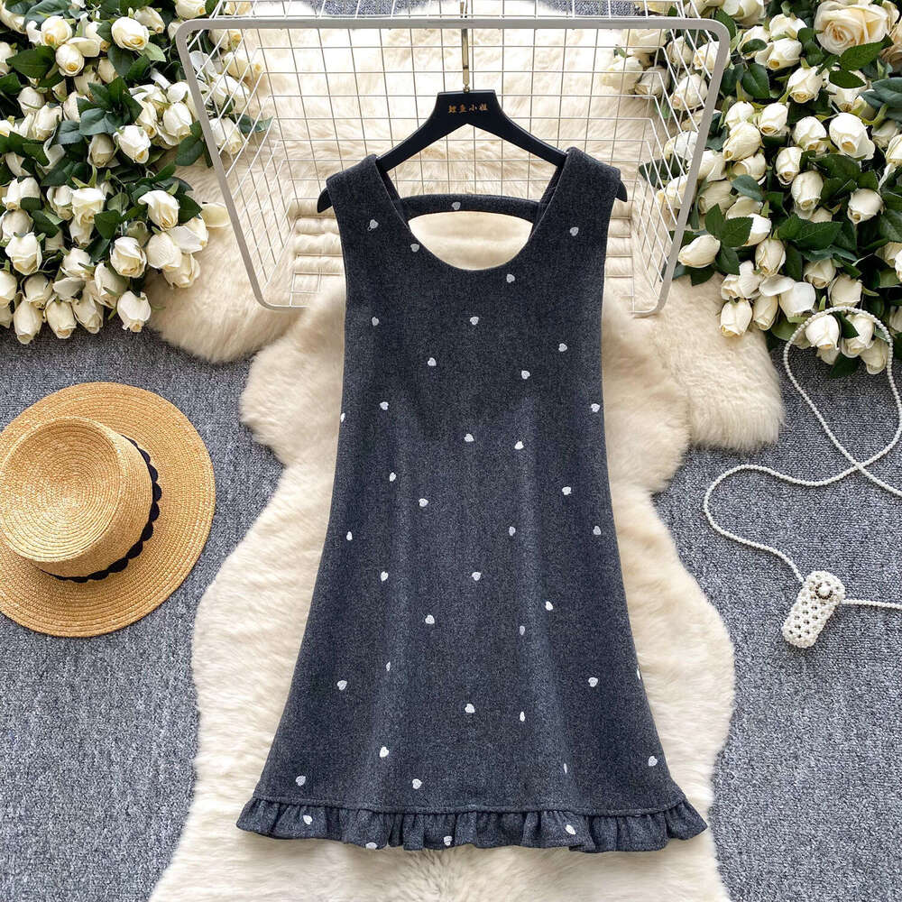Korean style youthful and gentle round neck sleeveless heart-shaped printed wool dress suitable for autumn and winter outerwear