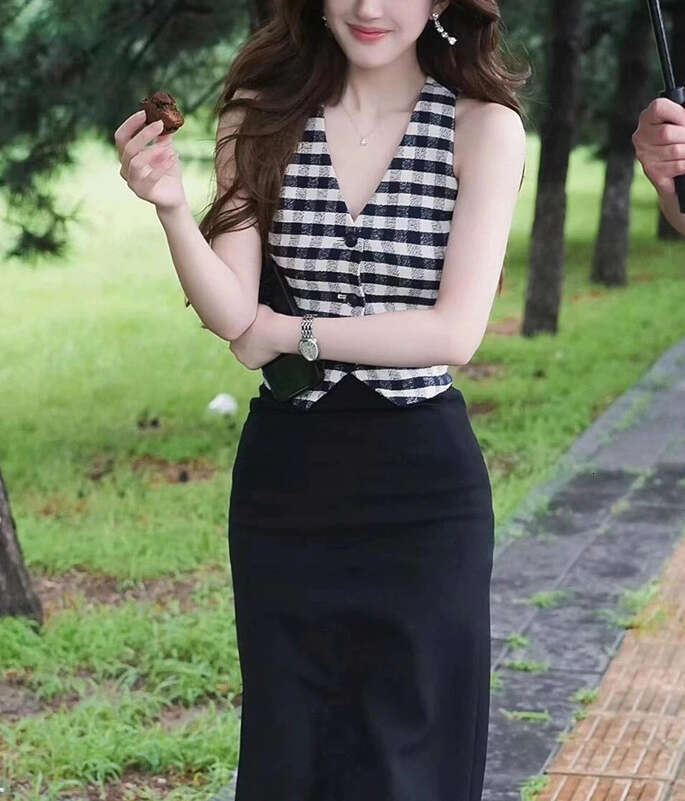 2026 spring and summer socialite fashion versatile V-neck sleeveless checkered short vest for women