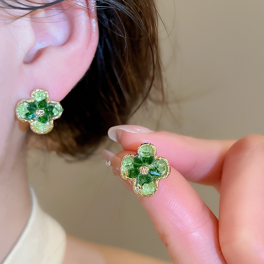 Spring new floral earrings are exquisite, elegant, sweet, with luxurious sophisticated feel, featuring a unique and niche design - view 3