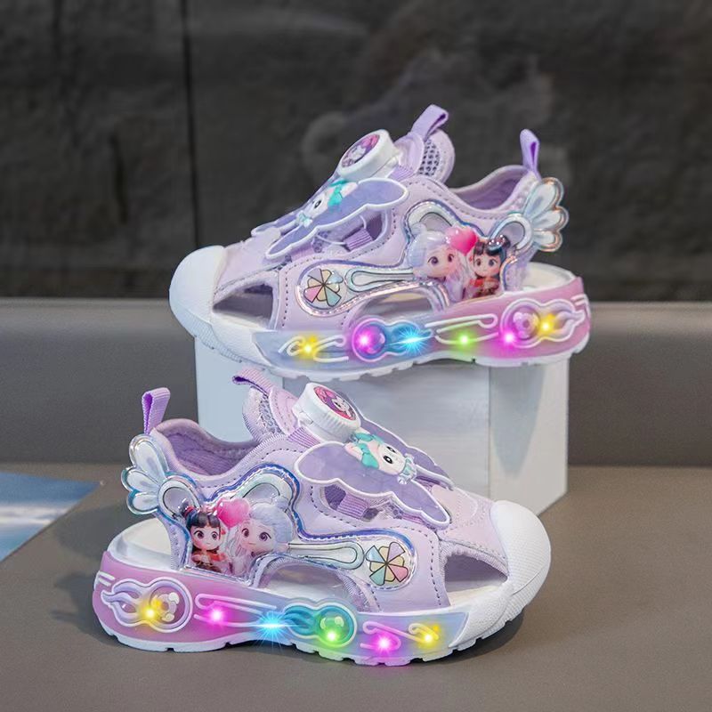 Summer girls' sports sandals, with breathable soles that are soft, elastic and lightweight. Campus casual cartoon-style buttoned light-up shoes f
