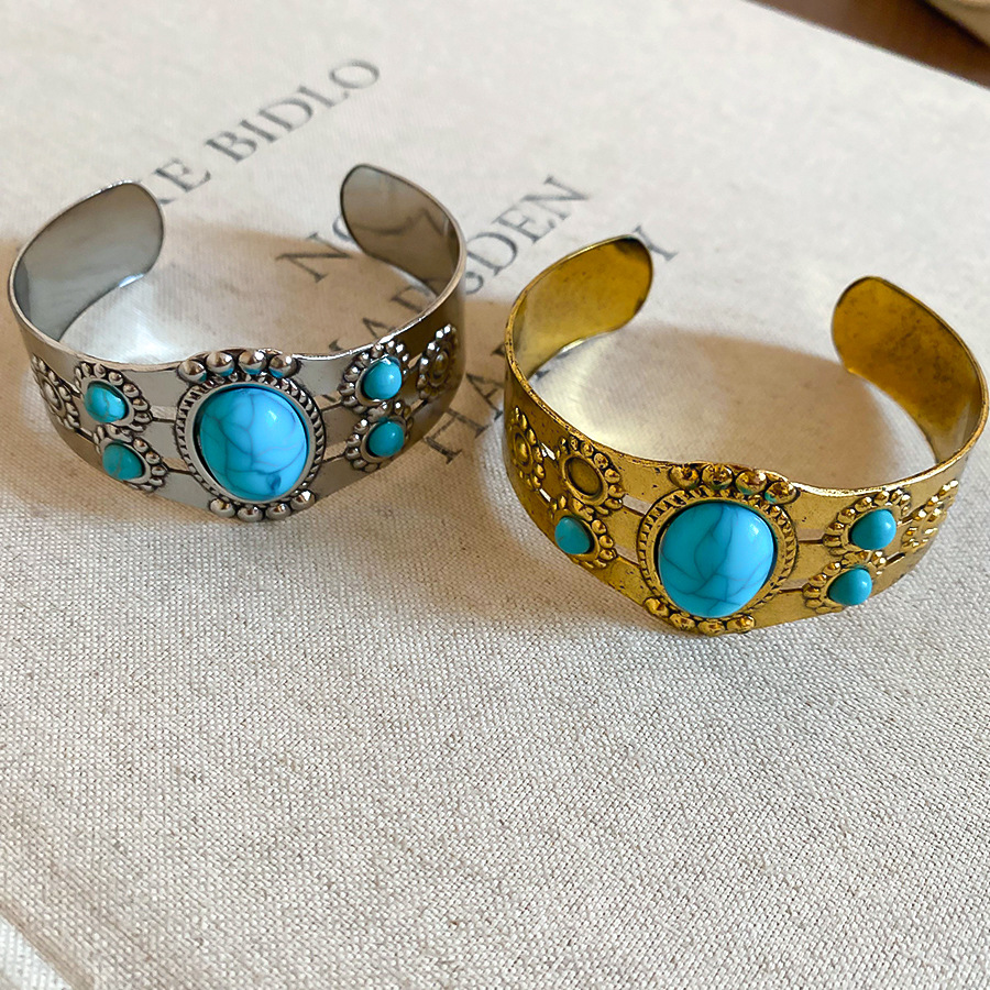 Vintage metal floral open bracelet, bohemian style, unique and fashionable wristband, light luxury niche jewelry - view 9