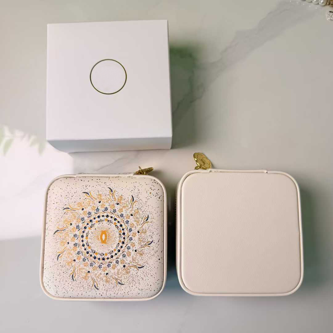 Luxury Bags Classic Gift bags VVIC Gift Vic Limited Gift jewelry box Jewelry Set with Gold Thread Makeup, Handheld Jewelry with Mirror Bead Box 10*10*5cm