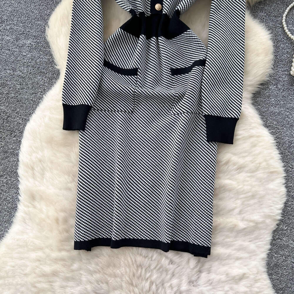 2026 French retro fashion high-end contrasting V-neck dress with metal buckle waist and slim fit elegant diagonal fabric