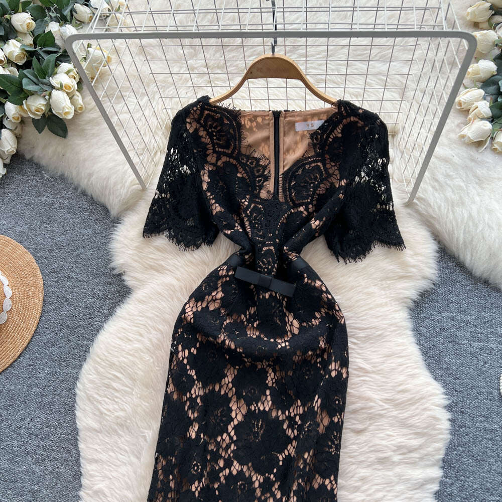 Designer high-end elegant women's clothing 2026 autumn and winter French light luxury socialite waist cinching slim fit V-neck crochet lace