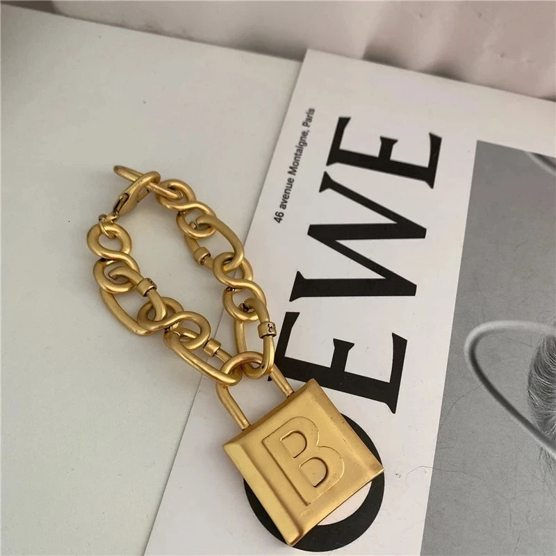 Vintage Chunky Metal Thick Chain Necklace Geometric Letter B Lock Pendant Necklace Fashion Women Punk Jewelry Accessories 260302
