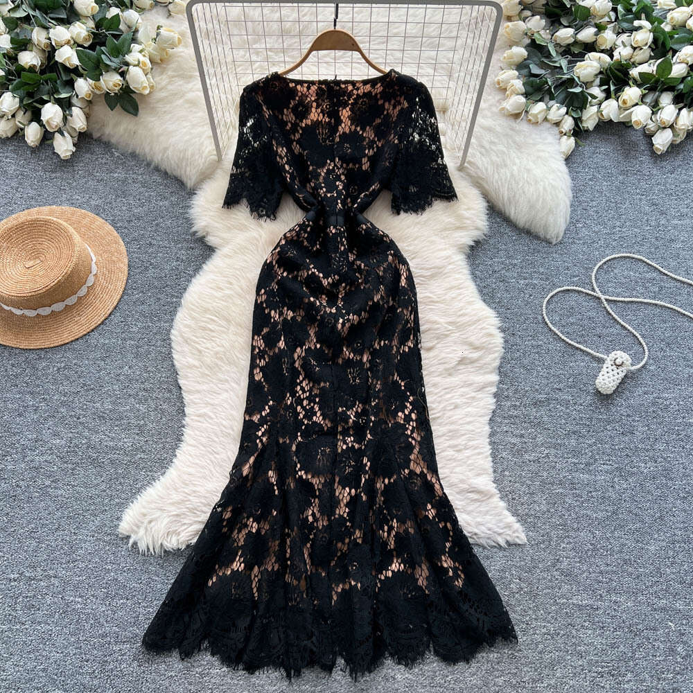 Designer high-end elegant women's clothing 2026 autumn and winter French light luxury socialite waist cinching slim fit V-neck crochet lace