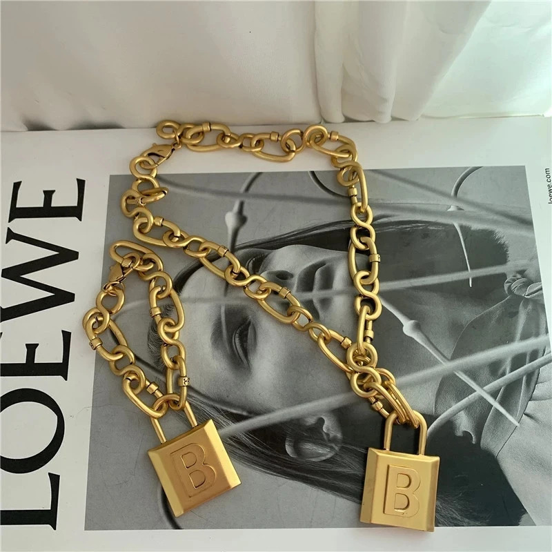 Vintage Chunky Metal Thick Chain Necklace Geometric Letter B Lock Pendant Necklace Fashion Women Punk Jewelry Accessories 260302