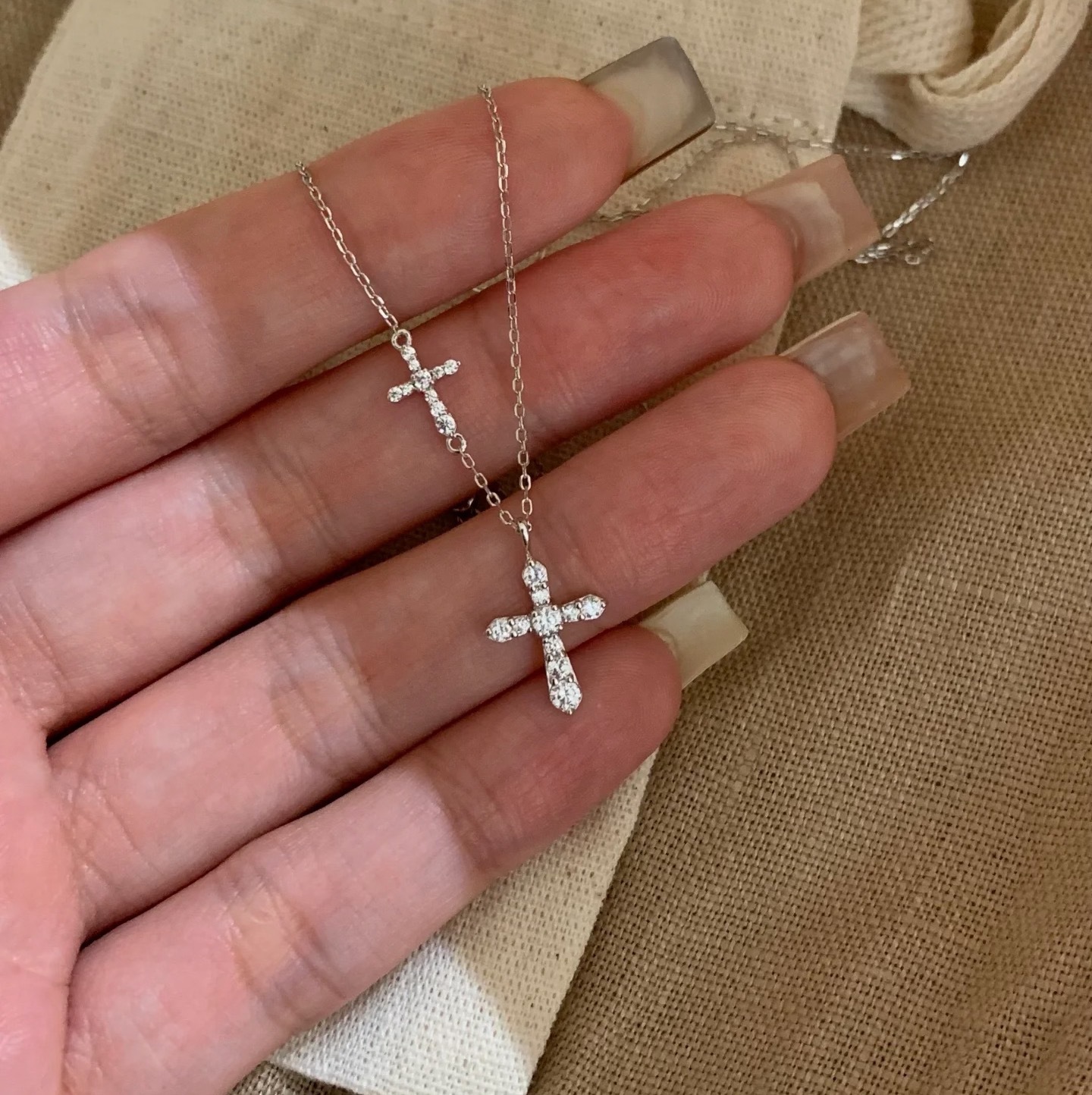 2026 New Designer Luxury Brand Retro Full Diamond Double Cross Women's Necklace Light Luxury Inlaid Diamond Pendant Ultra-fine Collarbone Chain B
