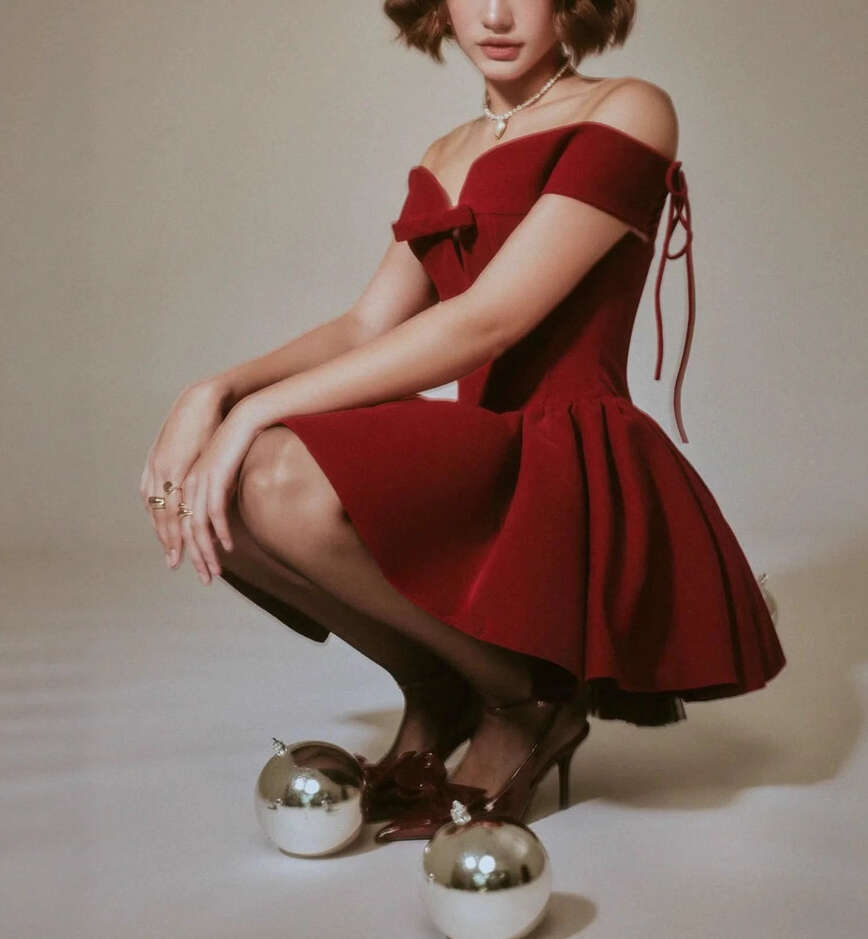 2026 new women's niche celebrity style sweet and spicy sexy strapless off shoulder dress with Christmas atmosphere and fluffy waistband design