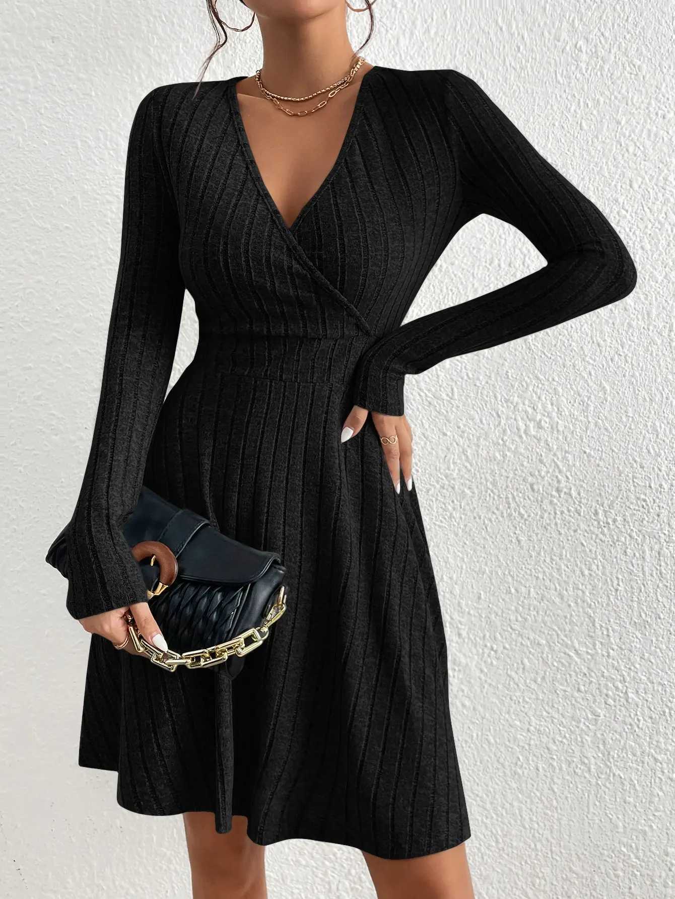 Autumn and Winter New Womens Knitted Slim Sexy Sheath Dress Waist Slimming Inside a Short Bag Hip Little Black Dress M260311