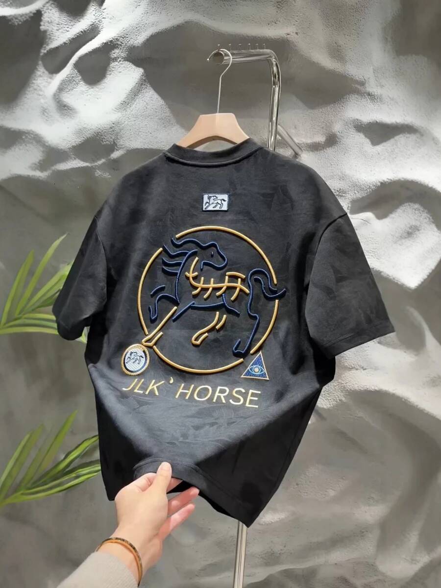 2026 Spring New Men's Faion ort Sve T-irt Embroidered Pattern Year Sli Comfortable Soft Chinese Sle Top