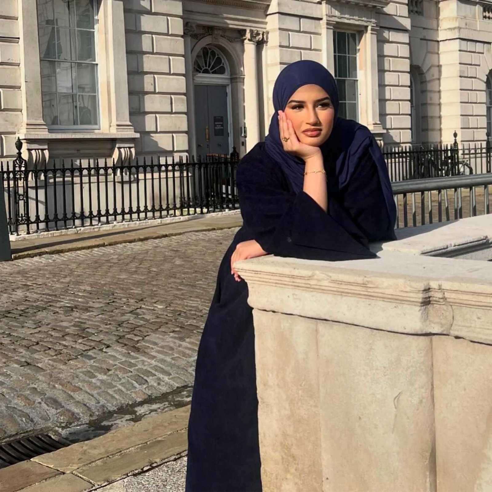 2025 Hot Sells Muslim Winter Abaya with Cuff Slits Middle East Style for Saudi Qatar Ramadan Celebrations and Chilly Season Wear X260311