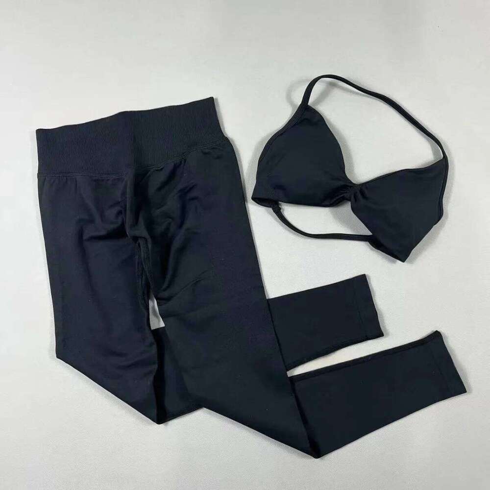 2-Piece Set Women's Seamless Clean No Logo Yoga Set, Halter Neck Sports Bra & High-Waisted Lifting Leggings for Gym Workouts 26H0311