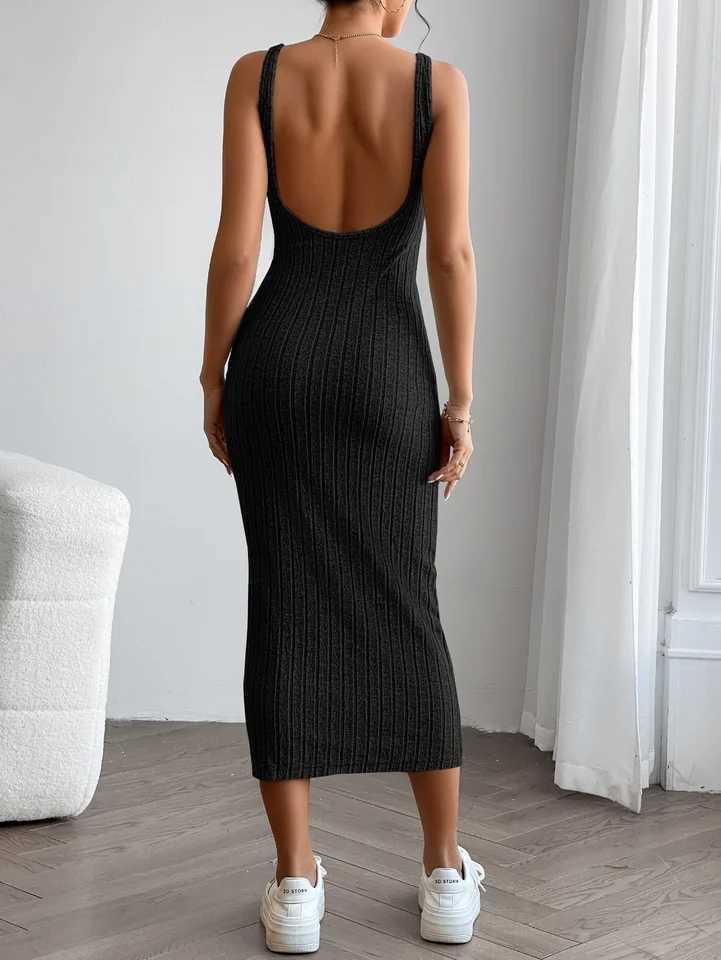 A slimming and form-fitting knitted dress with a European and American style M260311