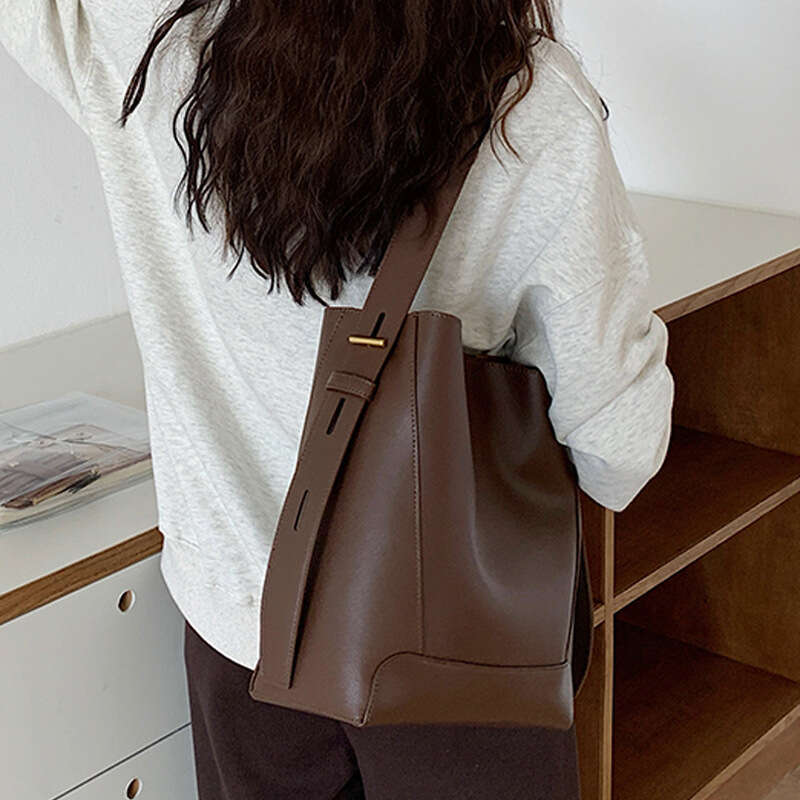 Luxury Shoulder Bags Totes Hobo Genuine Leather Women S New Bucket Tote Versatile Large Capacity Commuter Shoulder Bag Crossbody For SENYY