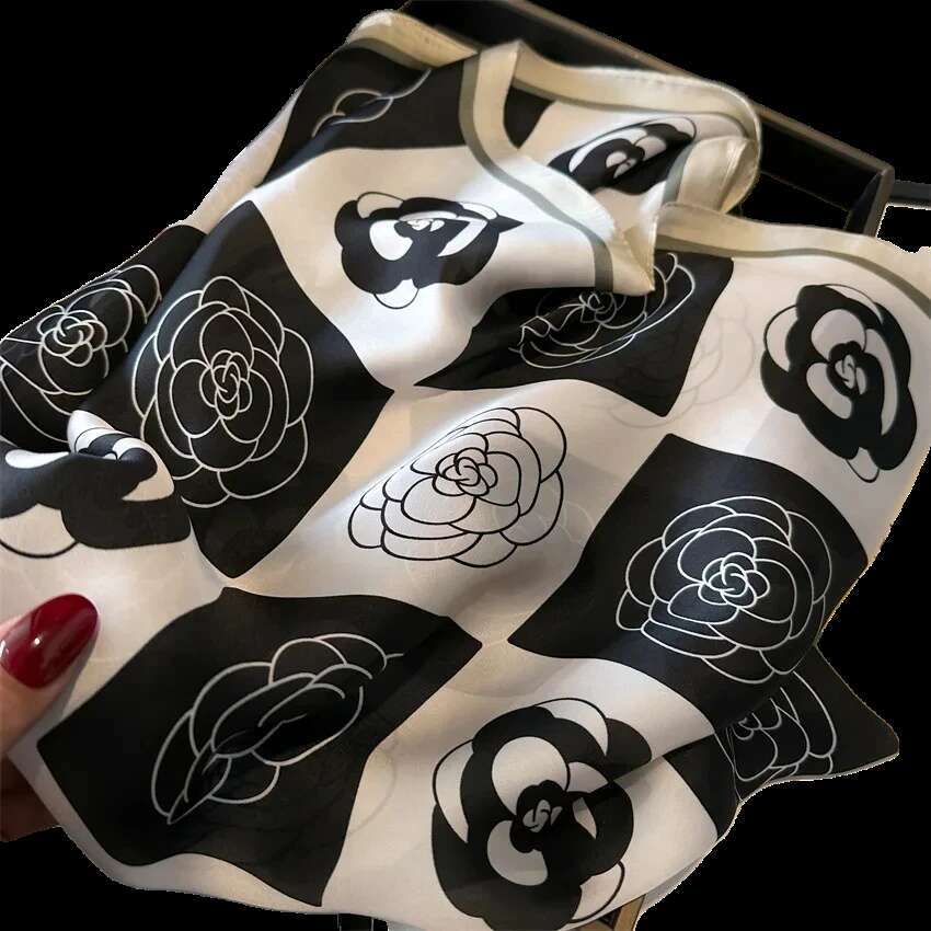 Luxury Scarfs Square Korean Fashion Kerchief Popular Silk Scarves Bandanna Wraps Scarf Decoration Shawl CM