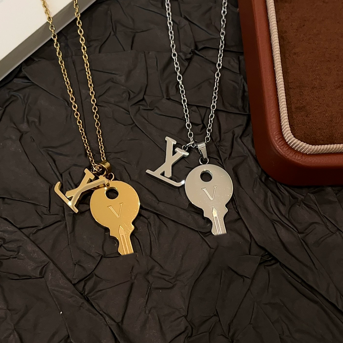Light luxury designer key necklace INS-style retro key pendant necklace Wome titanium steel non-fading necklace High-end romantic couple collar chain Party Gifts