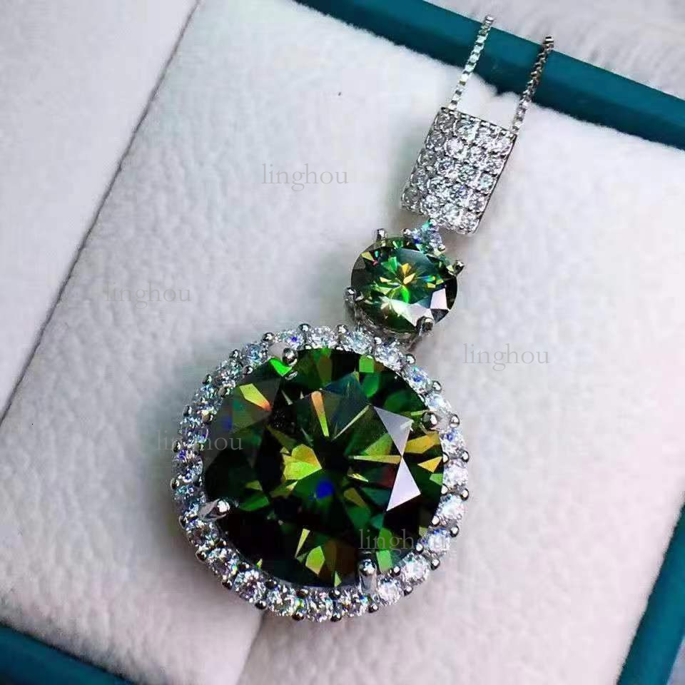 2026 Fashion Designer Necklace Luxury Brand Women's Jewelry Hot Selling Green Moissanite Pendant, Color Ultrasound Flash Emerald Versatile Sweater Chain