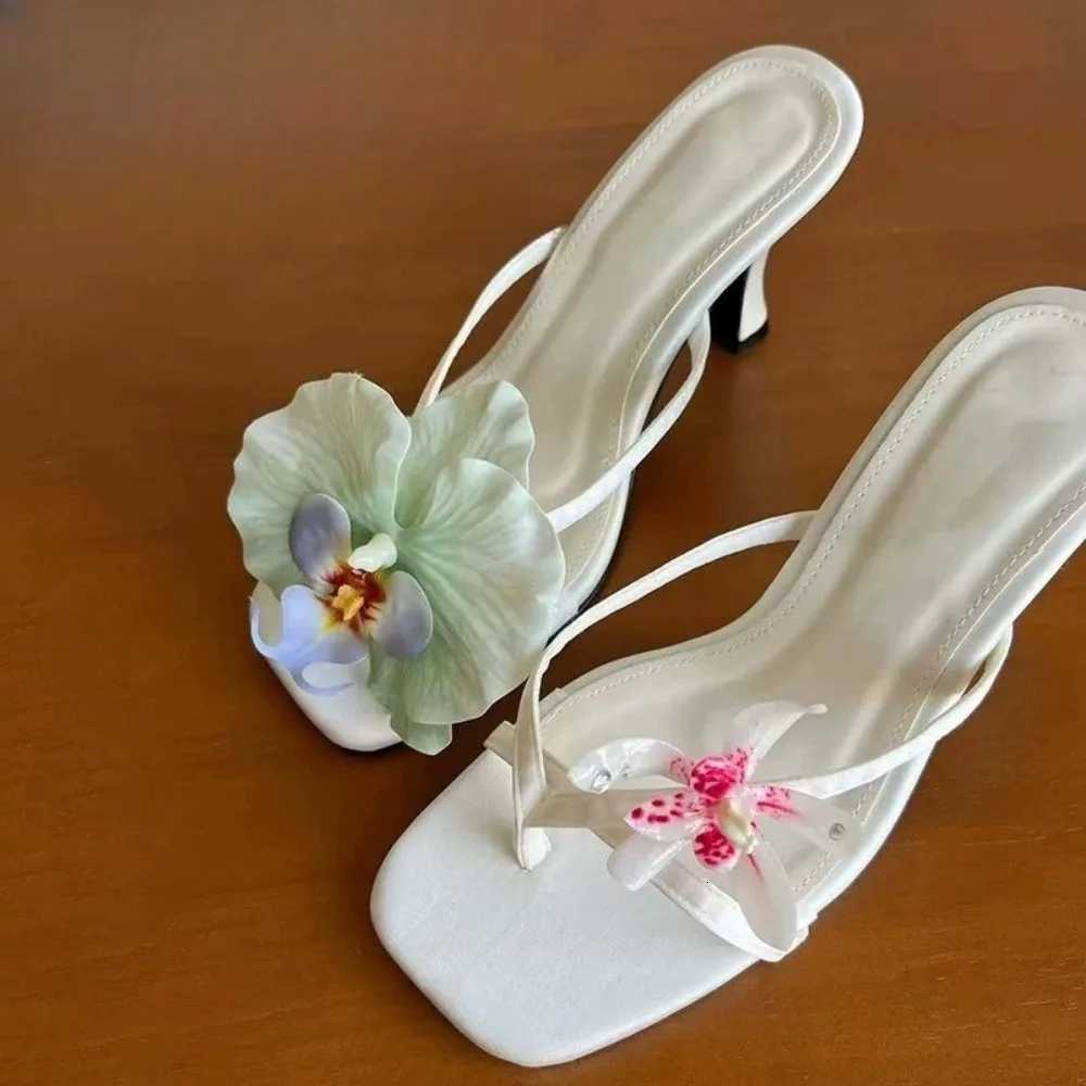 Trendy Women Summer High Heel Flip Flops with Flower Design Sweet Style Comfortable Orthopedic Support Beach Shoes K260311
