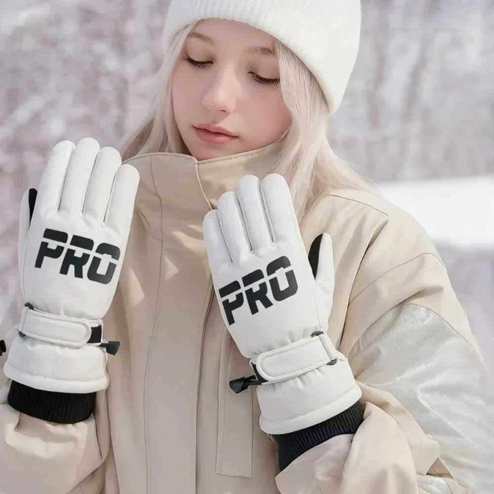 Winter Cycling Non Slip Touch Ski Glovesand Clip Snowboard Accessories Waterproof Pocket Warm Mens and Womens Thermal Gloves M260311