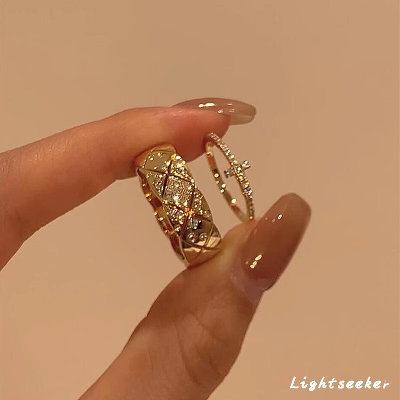 Luxury Brand Designer Jewelry Vintage Diamond-Studded Rhombus Wide Ring Style Light Luxury Elegant Full Diamond Cross Stacking Index Finger Ring