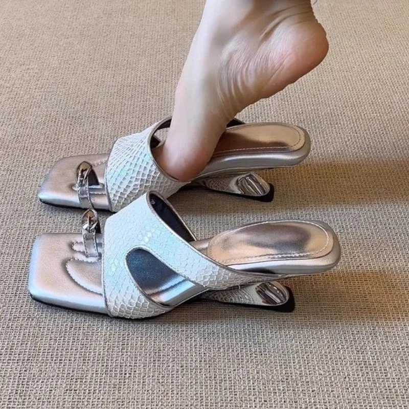 2025 New Special Heel Womens Summer New Square Toe Open Toe Metal Cover Toe Cutout Non-Slip Flip Flops K260311