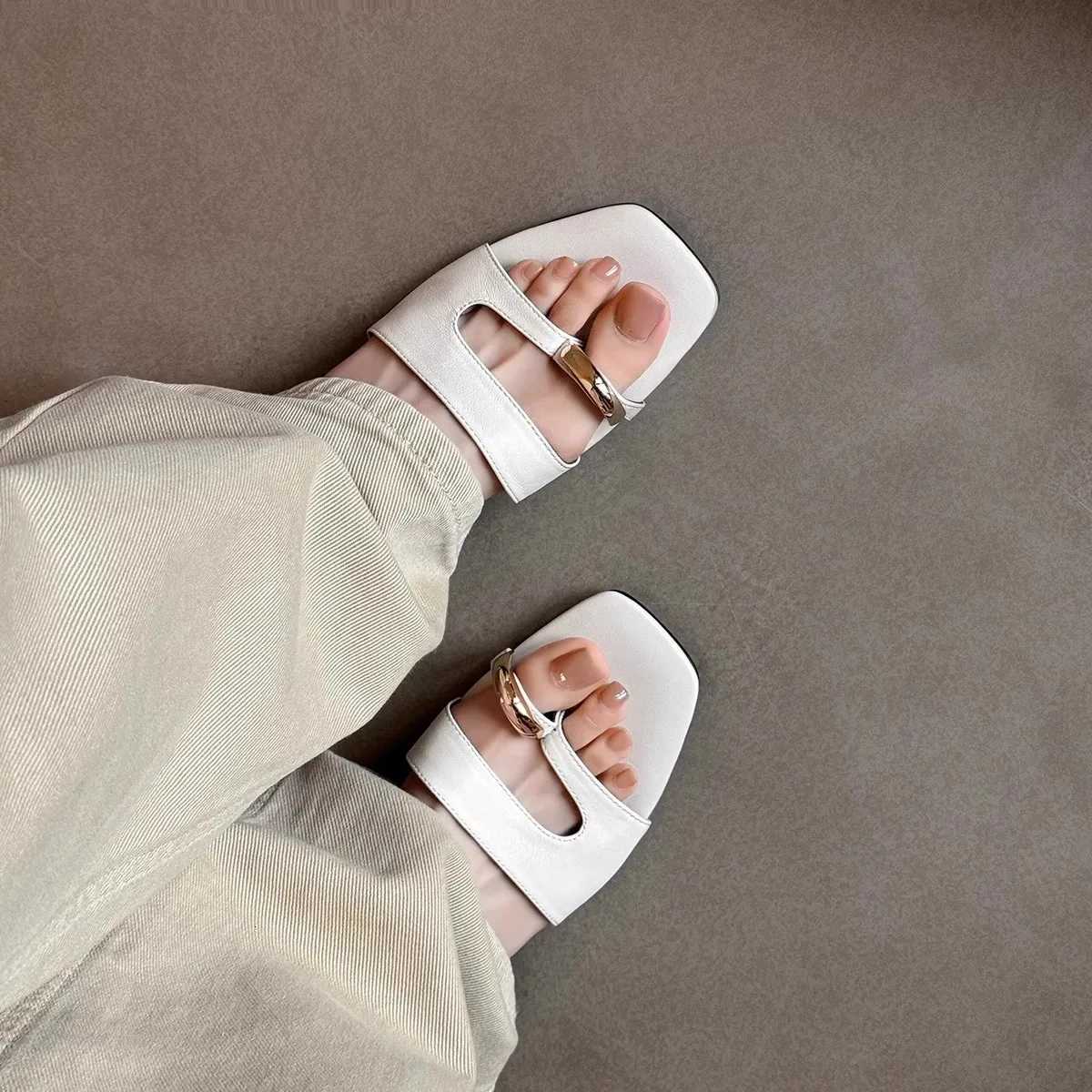 Design sense exposed toe flat for women in the summer of 2025 new metal straight style cool drag K260311