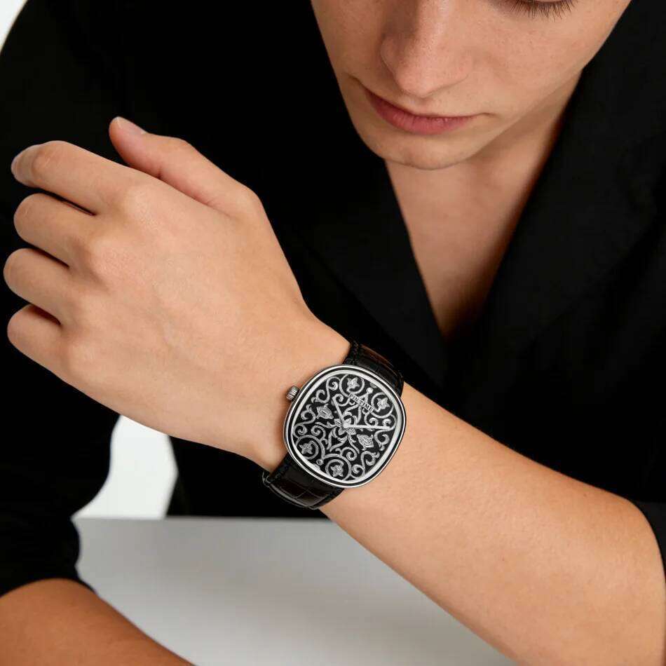 Watche Classic vintage style Black Watch with Arabic Pattern Engraving Craftsmanship Gentleman Elegant Men Quartz Wristwatch