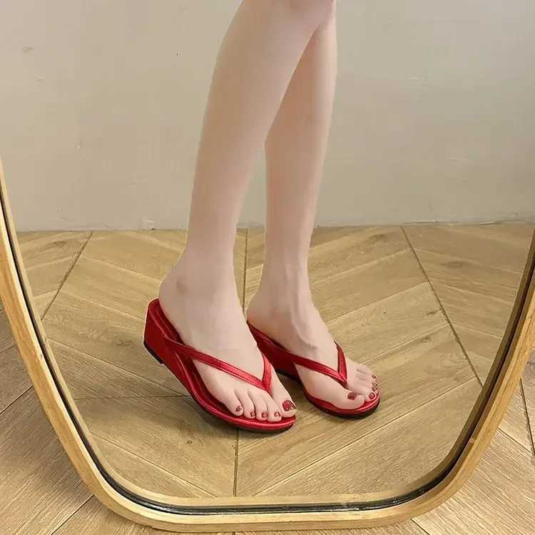 House Platform Low Shoes Woman 2025 Pantofle On A Wedge Rubber Flip Flops New Summer Hawaiian Rome Elegant Silk Hoof He K260311