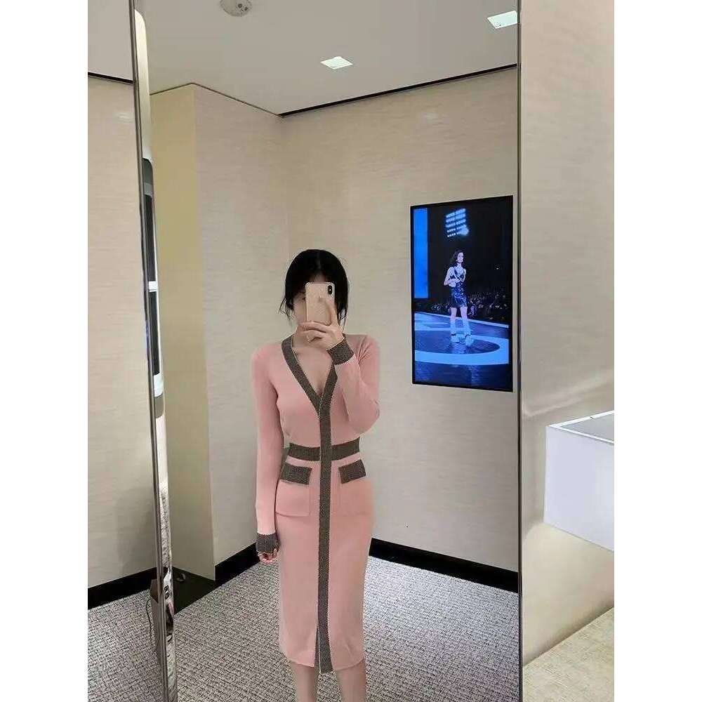 Contrast Color Brand Design Sweater Dress Knit Skinny V-neck Sexy Office Lady Long Sleeve Mid Dresses Elastic Elegant Women CHIC Z260311