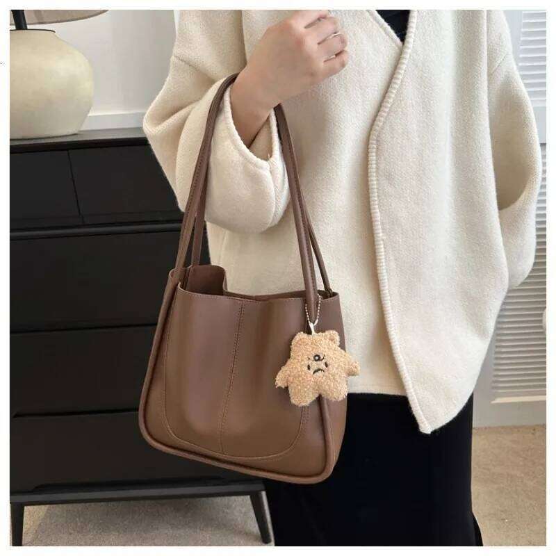Stylish Bucket Tote Bags, Women Handbag Shoulder Purses with Cute Fluffy Bear Pendant, Chic Accessories for Everyday Fashion XJ260311