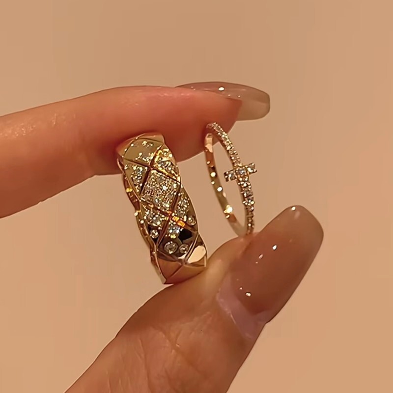 Luxury Brand Designer Jewelry Vintage Diamond-Studded Rhombus Wide Ring Style Light Luxury Elegant Full Diamond Cross Stacking Index Finger Ring