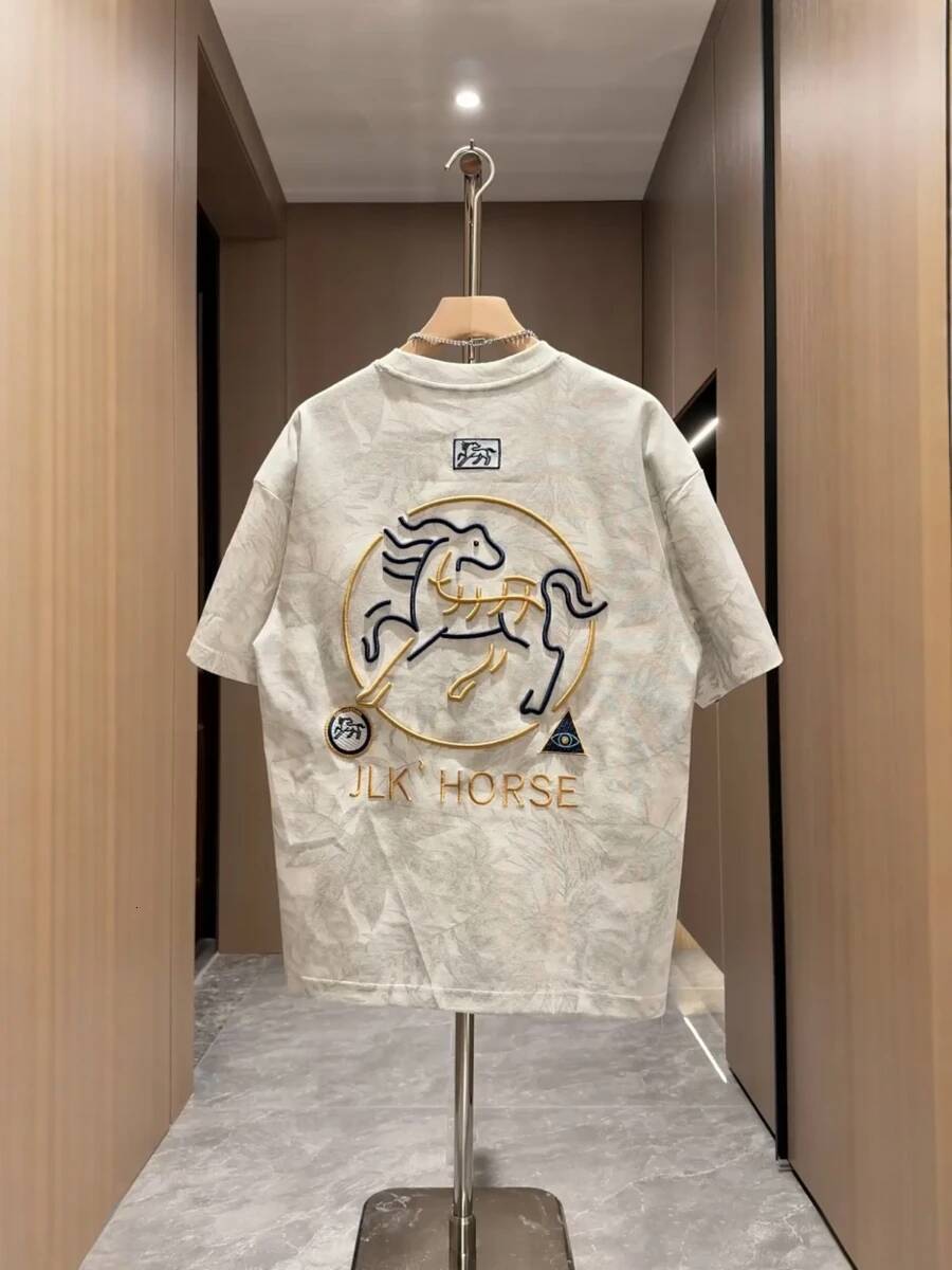 2026 Spring New Men's Faion ort Sve T-irt Embroidered Pattern Year Sli Comfortable Soft Chinese Sle Top