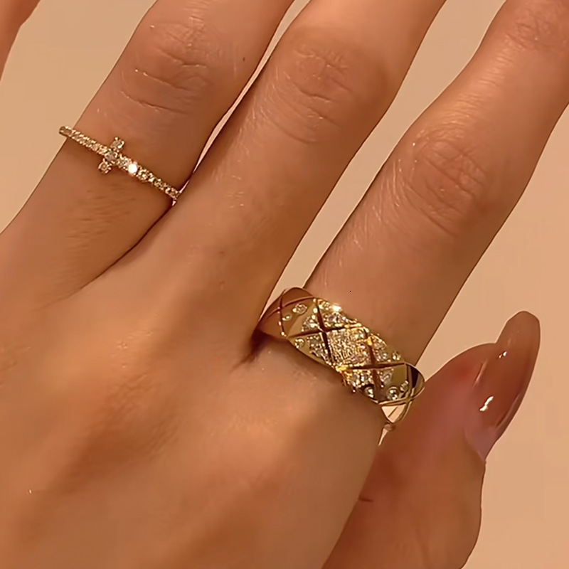Luxury Brand Designer Jewelry Vintage Diamond-Studded Rhombus Wide Ring Style Light Luxury Elegant Full Diamond Cross Stacking Index Finger Ring