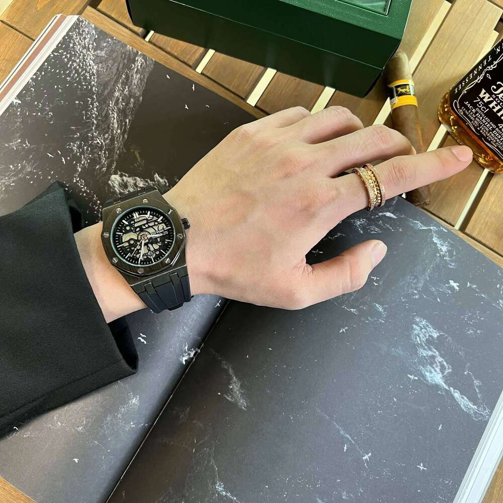Fashionable Men's Mechanical Style Quartz Casual Waterproof Watch Alloy Personalised Skeletonised Men Wristwatch Gift