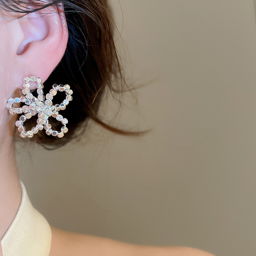 Silver needle hollow flower stud earrings, minimalist style, unique trendy, fashionable and versatile, niche high-end earrings - view 3