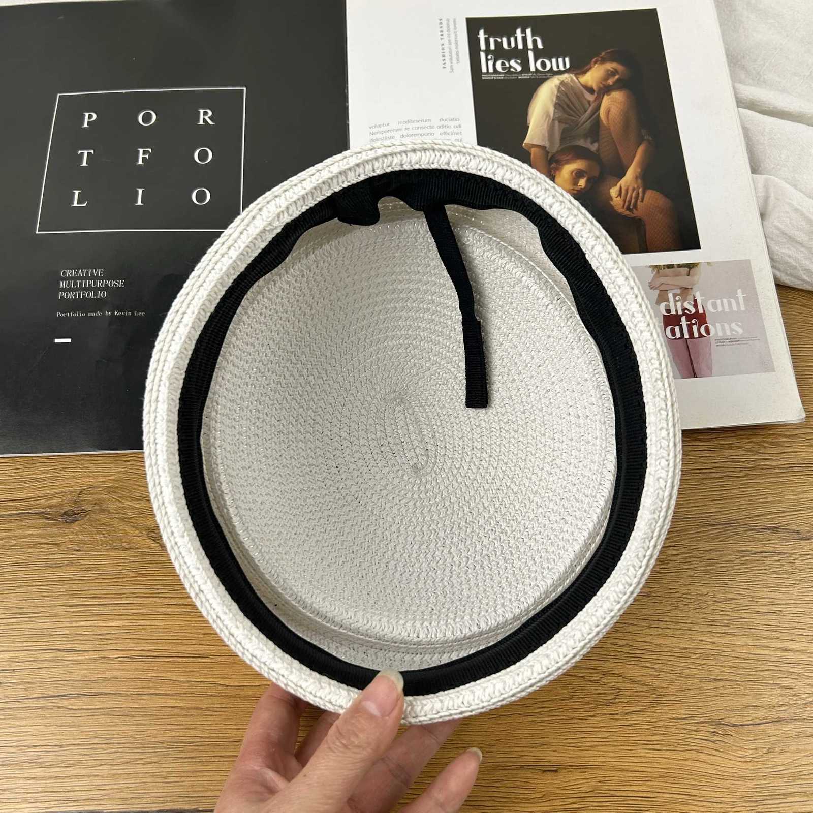 2026 New Summer Woven Paper Straw Berets Japanese Retro Artistic Painter lbox Hat Wen Circle Concave Top Straw Sun Hats X2603111