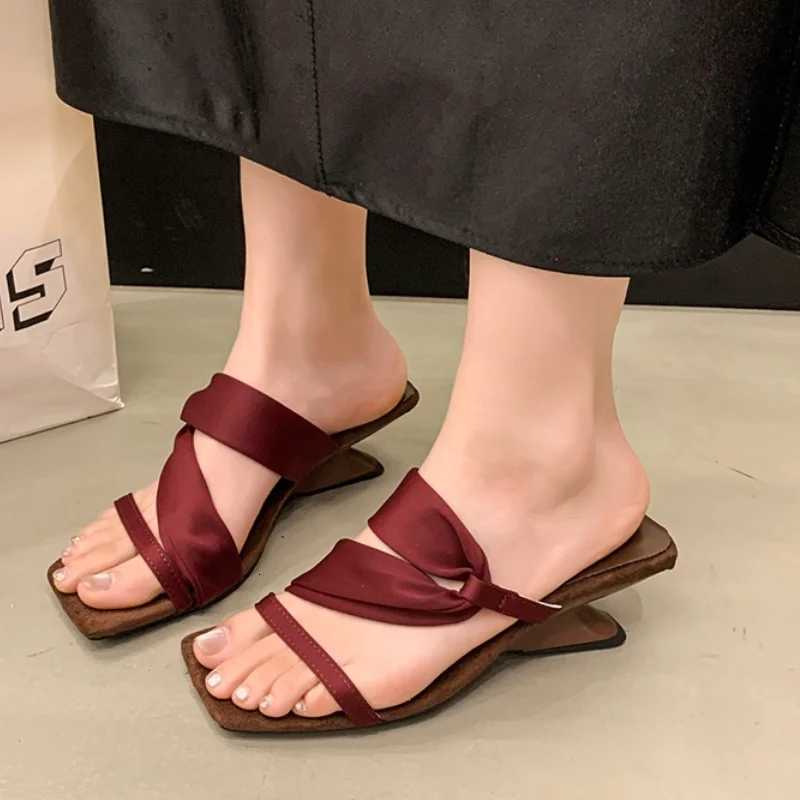 2025 New Fashion Square Head Open Toe Summer Elegant Bow Designer Opposite Heel Dress Party Zapatillas Mujer K260311