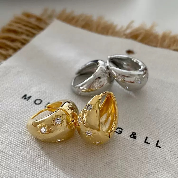 Simple and niche design new trendy earrings - circular star-shaped ear clips with an elegant and classic French touch, featuring vintage metal earrings.
