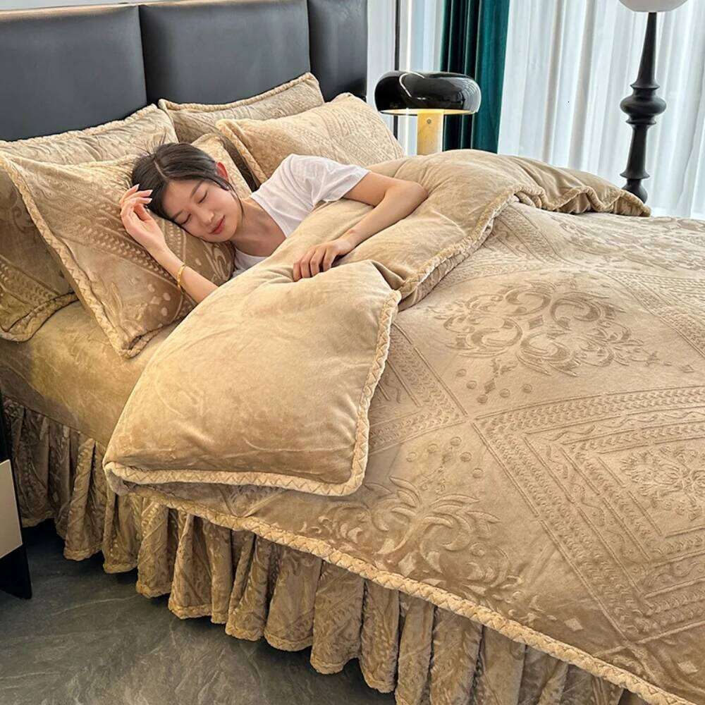 Thickened Milk Four-Piece European Style Winter Warm Bedding Set Soft Carved Velvet Quilt Cover Pillowcase Bed Skirt H260311