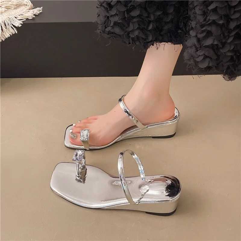 2025 New High Quality Summer Womens Flat Heel Sandals Height Diamond Decorated Slip-On Beachwear Casual Shoes K260311