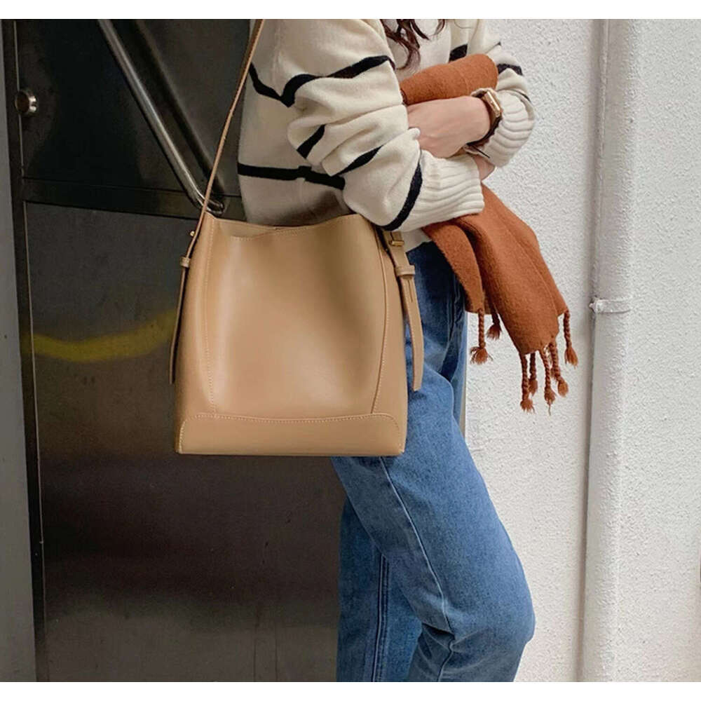 Luxury Shoulder Bags Totes Hobo Genuine Leather Women S New Bucket Tote Versatile Large Capacity Commuter Shoulder Bag Crossbody For SENYY