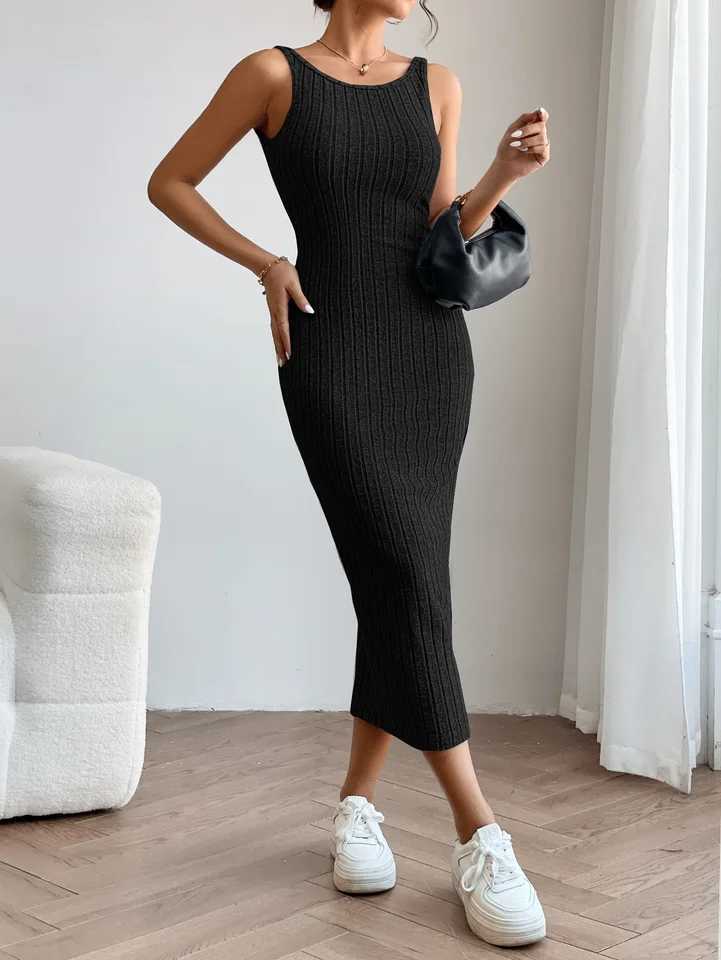 A slimming and form-fitting knitted dress with a European and American style M260311