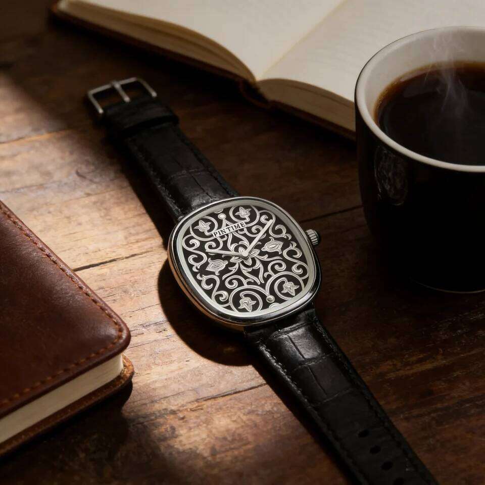 Watche Classic vintage style Black Watch with Arabic Pattern Engraving Craftsmanship Gentleman Elegant Men Quartz Wristwatch